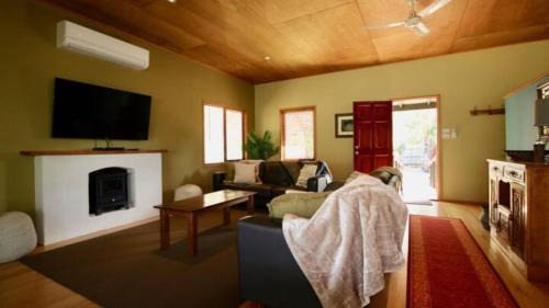 Sanctuary Point House | Waterfront Hideaway by Book Jervis Bay - Sanctuary Point - The Ultimate Spot to Relax