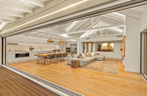 Pearl Beach House | Waterfront, sleeps 12