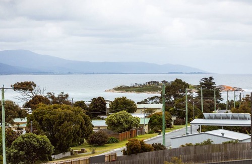 Bicheno House | WATERVIEW VILLA, walk to REDBILL beach, VIEWS , NETFLIX