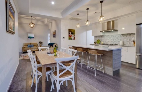 Urangan House | Whale Watching Base – Private Deck, BBQ & AC