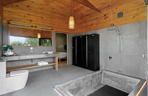 Goulburn Weir House | Whispering Willows | Absolute Waterfront Escape