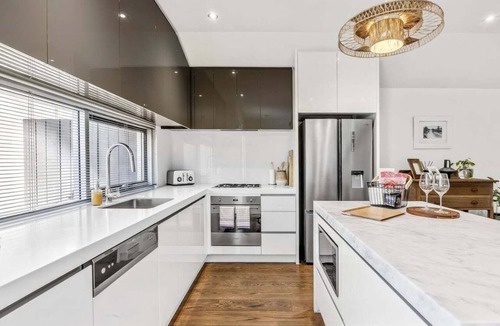 Torquay Apartment | Whitewash Beachfront Apartment on The Esplanade