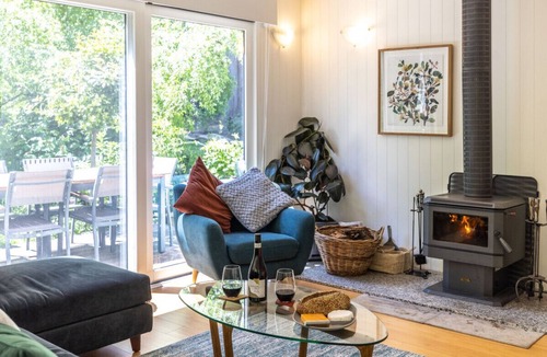 Mount Macedon Cottage | Willowglade Retreat and Gardens in Mount Macedon