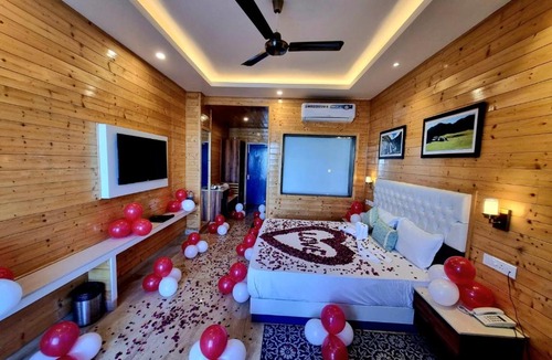 Kumarhatti Hotel | Wood Stock Luxury-New Property-Rooftop Terrace-Forest Trail Adjoining the Property