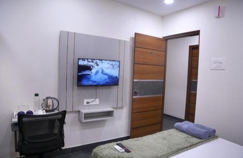 Serilingampally Apartment | Yendluri's- QueenBed Room-28 Kondapur, Gachibowli