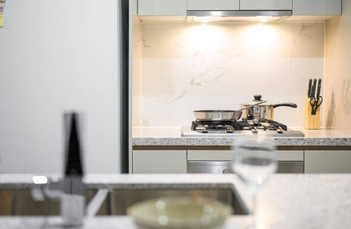 Zetland Apartment | Zetland near Shops & Train with Gym&Pool for 6ppl