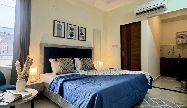 10 minutes drive from Airport & Patrika Gate. ideal for Couple or Solo traveller