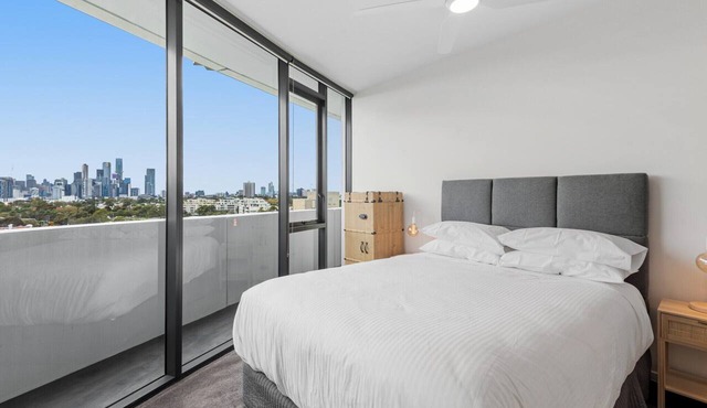 2-Bed, 500m From The Beach with Pool, Gym & Sauna in Port Melbourne
