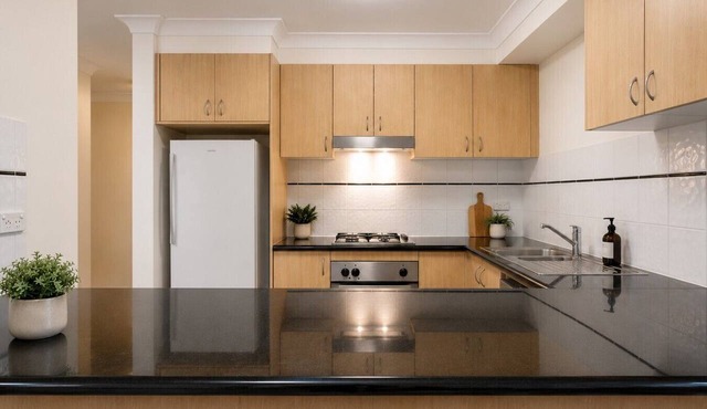 2BR Apartment Central Rail Station CBD Free Parking in Chippendale