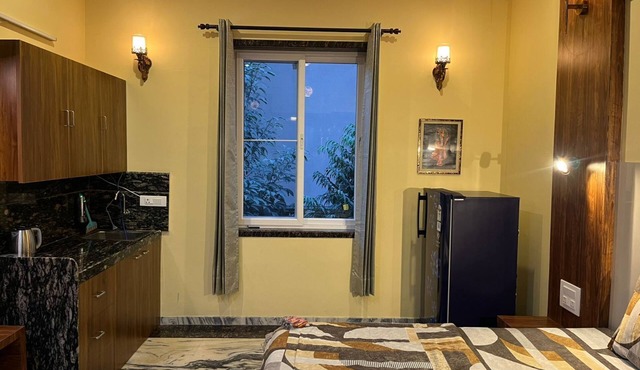 3-bedroom bed & breakfast in brilliant Jaipur with AC comfort