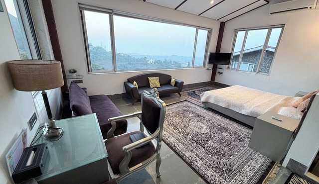 360 South, Khandala