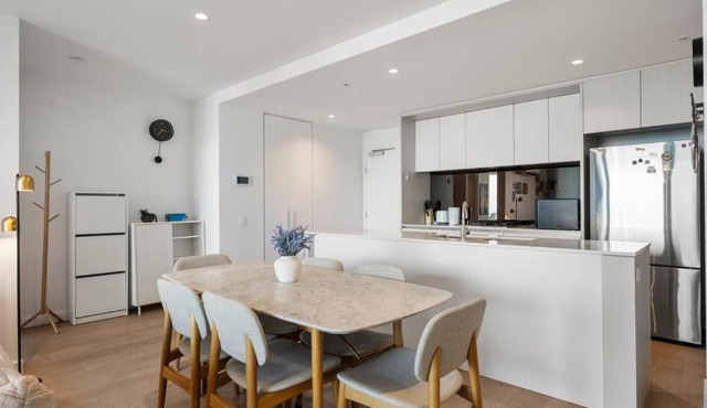 39th floor luxurious spacious apartment in Melbourne