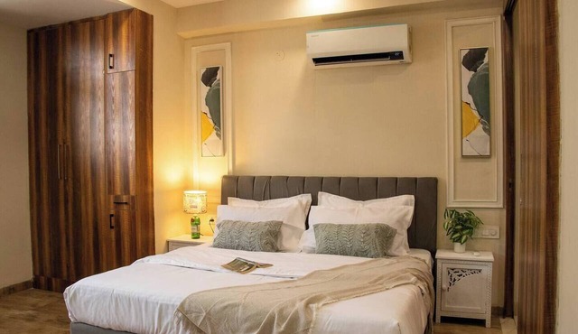 402 - Designer 1BR Retreat - Golf Course Rd in Gurugram