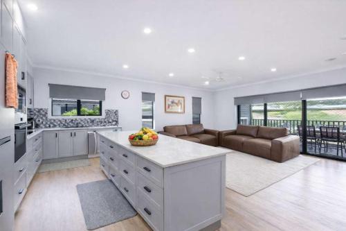 4BR Family Home w Golf Course Views, BBQ & Secure Parking in Rosslea