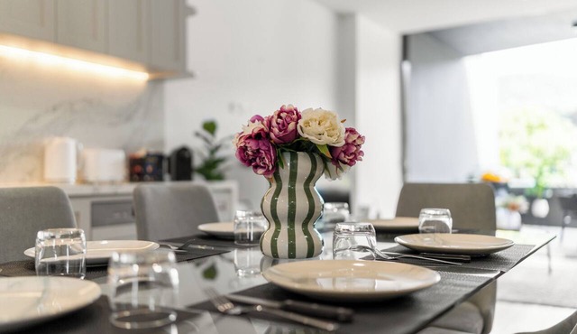 ⭐️5-Star Luxury 2BR Getaway Scenic Terrace & Views Walk to Train & Beach in Thirroul