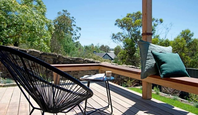 ‘52Views’ a private hilltop retreat with panoramic views in Castlemaine