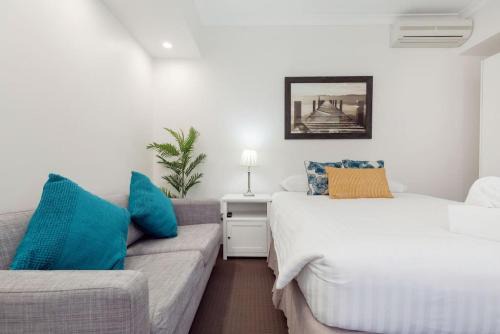 A1 Stylish light filled 2 bed apt Free WiFi in Perth