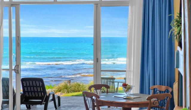 Absolute Beachfront l Couples Getaway in Blue Bay