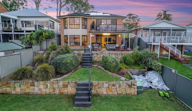 Absolute Waterfront with 5 bedrooms in Charmhaven