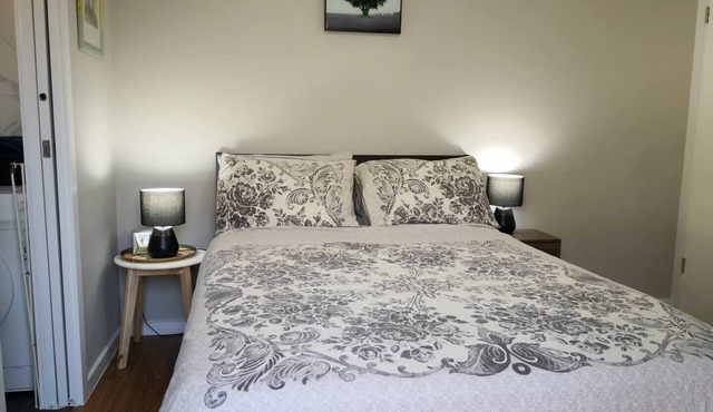 Adorable 1bedroom guesthouse in Narwee with deck in Riverwood