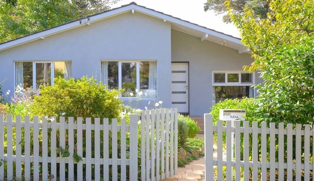 Backhouse & Bushland Stay with Fireplace in Wentworth Falls