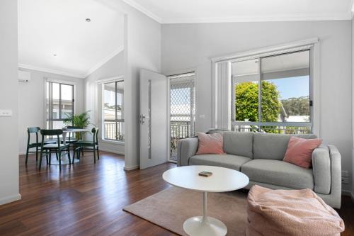 Basin Breeze Retreat Private House with Shared Pool in St Georges Basin