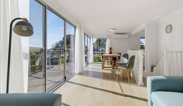 Bay Breeze Batehaven | Sleeps 10 | 220m to Beach in Batehaven