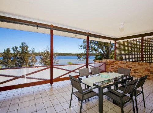 Bayview I Absolute Waterfront with Jetty I 5 Mins to Hyams Beach in Erowal Bay