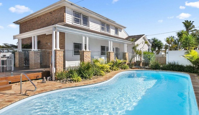 Beach House with Pool at Copacabana in Copacabana