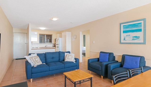 Beach Lodge Unit 9 Beachfront unit in Coolangatta balcony with ocean views. close to clubs and shops in Coolangatta