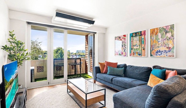 Beachfront 2-Bed Apartment with Balcony in Saint Kilda West