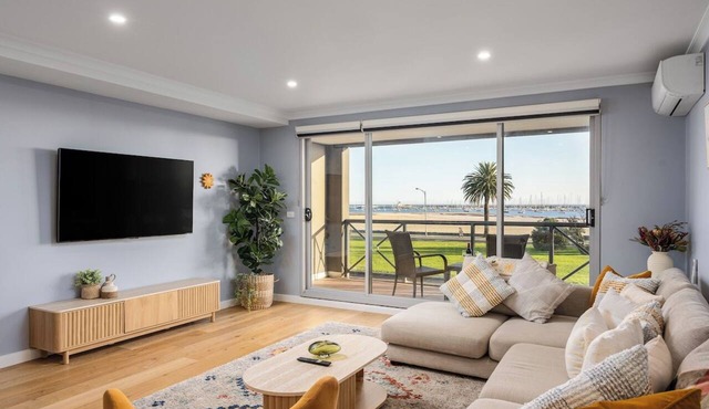 Beachfront 3BR Retreat w Parking, Pool and Tennis in Saint Kilda West