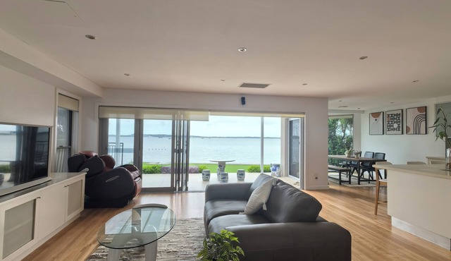 Beachfront Bliss: 4BR Villa Direct Beach Access in Taren Point