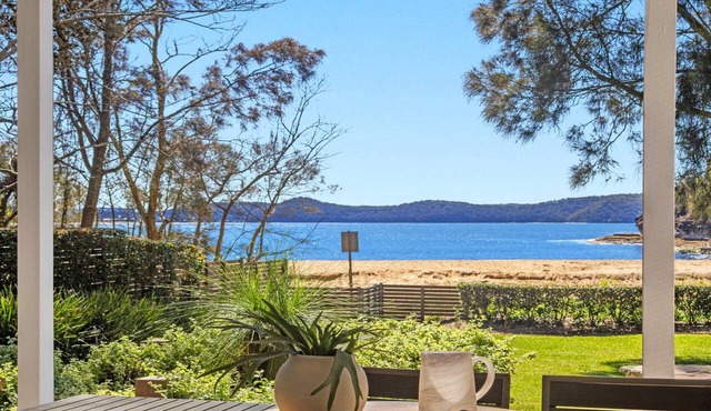 Beachfront/ sleeps 7/ Ground floor in PEARL BEACH