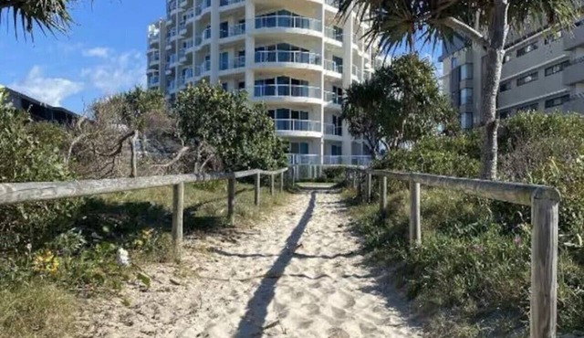 Beachfront Studio ~ Azure Beachfront Bliss in Palm Beach
