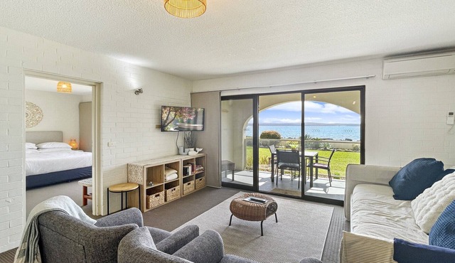 Beachside Apartment Overlooking Casey’s Beach in Batehaven