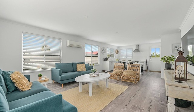 Beachside Cottage : 3 BR, 1 BA House in Hawley Beach, Sleeps 6 in Hawley Beach