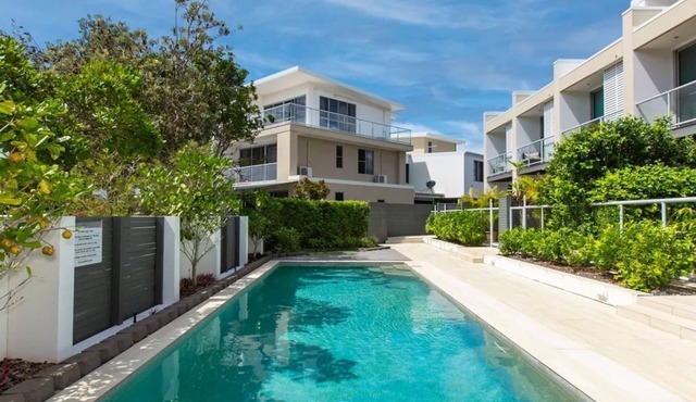 Beachside Haven Modern Townhouse with Pool in Casuarina
