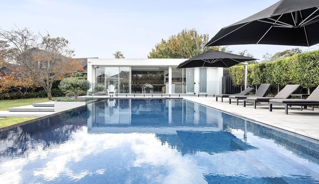Beachside Paradise: 4 BR, 4 BA House in Frankston South, Sleeps 9 in Frankston South