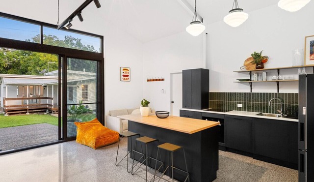 Beachside Stay with Queen Bed & Bunks | Black Cockatoo in Newell