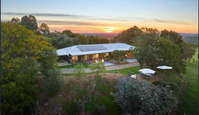 Benalla/Winton Luxury Farmhouse with Breathtaking Views – Sleeps 9 in Lurg