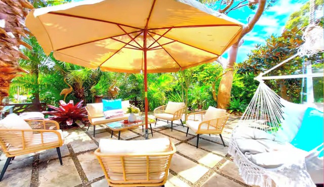 Best Getaway at Famous Palm Beach! 4 Sleeps. Private. Ocean side! Walk to beach!