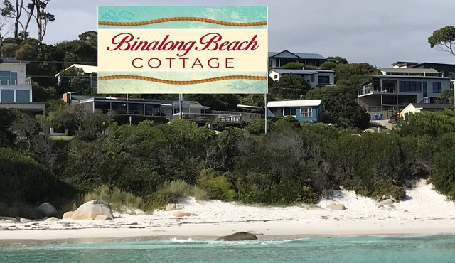 BINALONG BEACH COTTAGE Beachfront Next door to restaurant. King Bed for couples in Binalong Bay