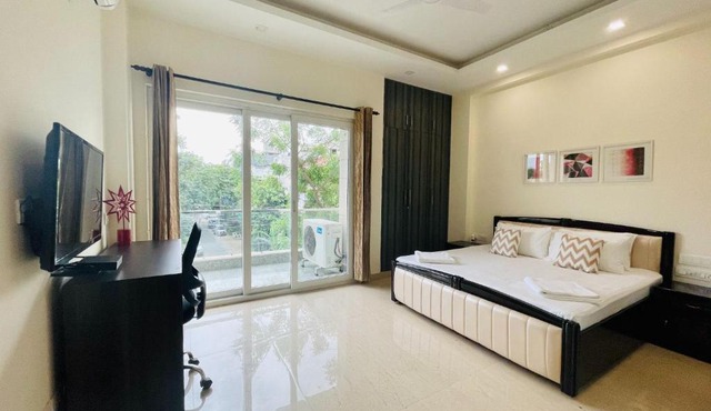 BluO 1BHK - DLF CyberCity, MG Road - Balcony, Lift