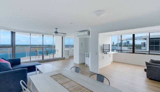 Breathtaking Waterviews Deluxe 2 Bedroom Apartment in Labrador