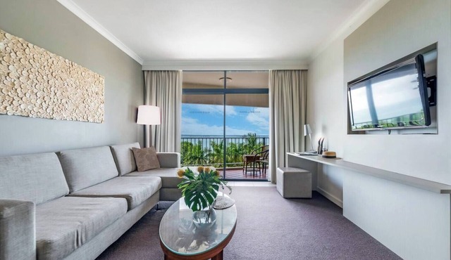 Breezy Harbourfront Resort with Seaviews and Pool in Darwin