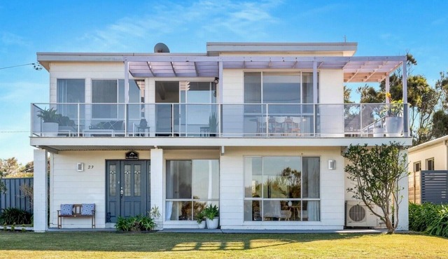 Bright, spacious, quintessential, 2-storey beach house w/prime position & views in Berrara