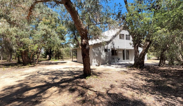 Burrabogie - Waterfront Retreat: Secluded lodges tucked away in Forge Creek