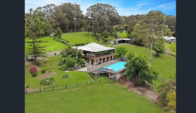 Central Coast Alpaca Farm Stay - On 5 secluded acres with pool in Glenning Valley