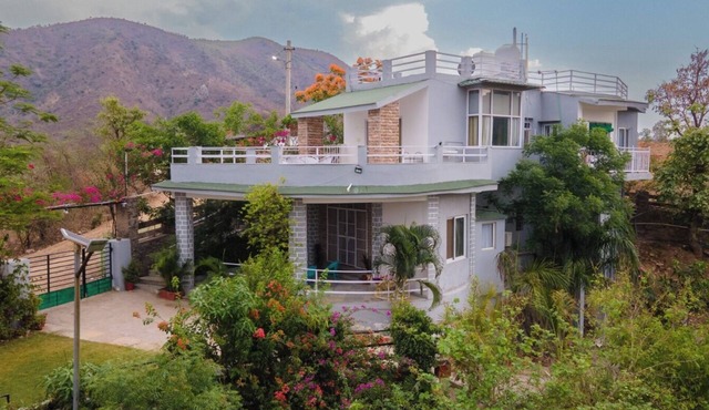 Charming 2-bedroom farmhouse with WiFi, AC in pleasant Udaipur in Udaipur
